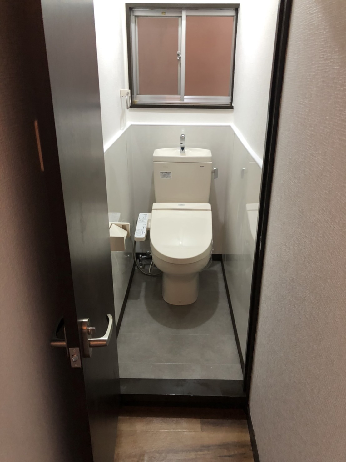 東大阪市 トイレ壁紙 タイル部分パネル貼り 扉入れ替えリフォーム 大阪府和泉市などで水回りリフォームや内装リフォーム 改修工事なら翔工務店へ 東大阪市 トイレ壁紙 タイル部分パネル貼り 扉入れ替えリフォーム 大阪府和泉市などで水回りリフォームや内装リフォーム 改修工事なら翔工務店へ